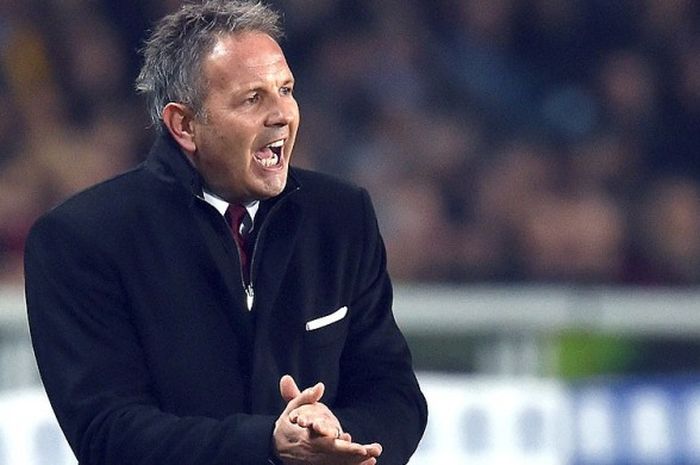 Pelatih AC Milan, Sinisa Mihajlovic, memberi arahan kepada pemainnya saat melawan Alessandria dalam laga Coppa Italia di Stadion Olimpico, Turin, 26 Januari 2016.