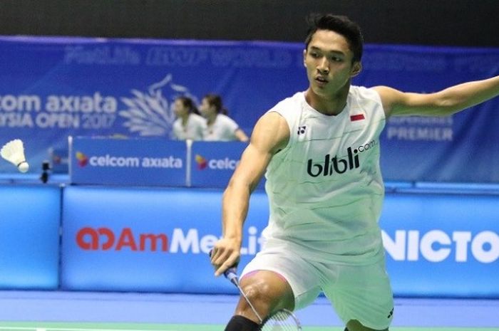 Pebulu tangkis tunggal putra Indonesia, Jonatan Christie, mengembalikan kok dari Chou Tien Chen (Taiwan) pada babak kedua Malaysia Terbuka di Stadion Perpaduan, Kuching, Kamis (6/4/2017).