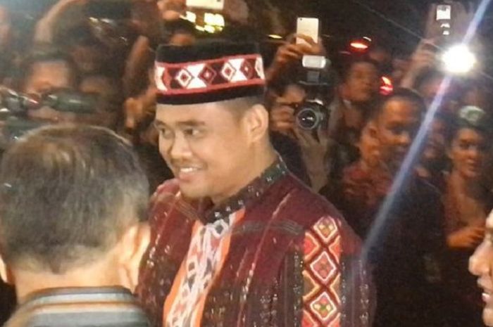 Bobby Nasution, calon suami putri Presiden Jokowi, Kahiyang Ayu saat hadir dalam prosesi serah terima paningset dan midodareni, Selasa (7/11/2017). 