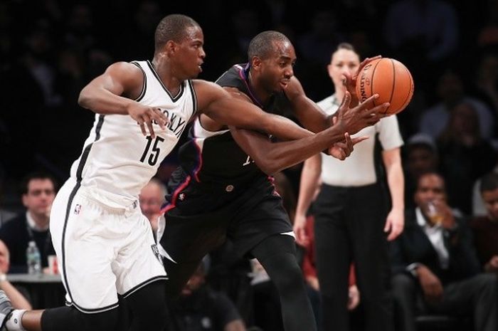 Pebasket Brooklyn Nets, Isaiah Whitehead (jersey putih #15) sedang bersaing dengan pebasket Los Angeles Clippers, Luc Mbah pada lanjutan kompetisi NBA musim 2016-2017 di Barclays Center, Selasa (29/11/2016).