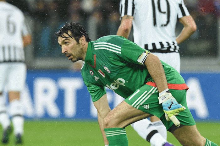 ianluigi Buffon tengah melempar bola saat pertandingan Serie A antara Juventus FC melawan Internazionale Milano di Juventus Arena tanggal 28 Februari 2016 Turin, Italia 