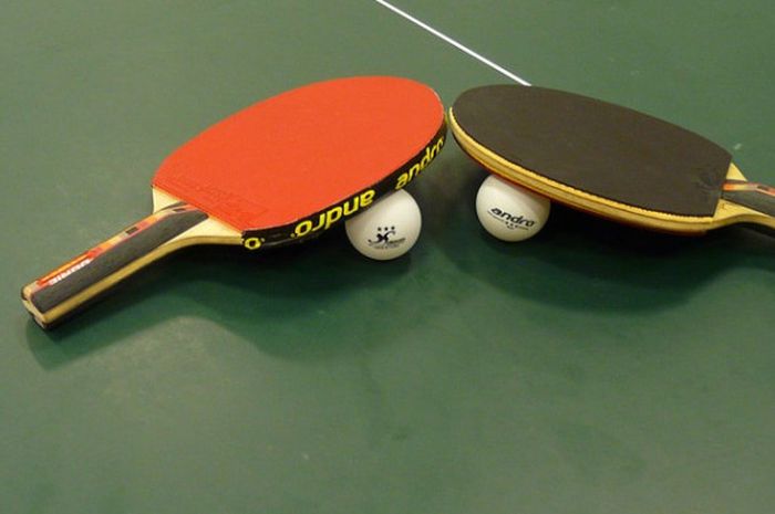 Merah dan hitam warna bet tenis meja