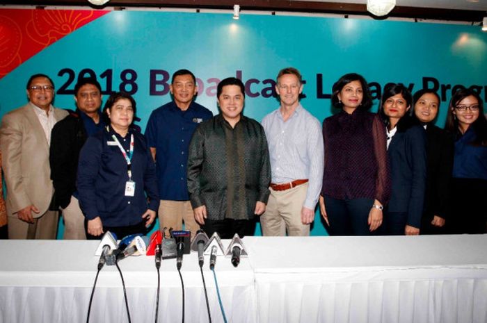 Ketua Umum Inasgoc Erick Thohir berpose dengan para perwakilan 10 perguruan tinggi di Indonesia pada acara Program Broadcast Legacy Asian Games 2018, di Kantir Inasgoc Jakarta, Rabh (17/1/2018.