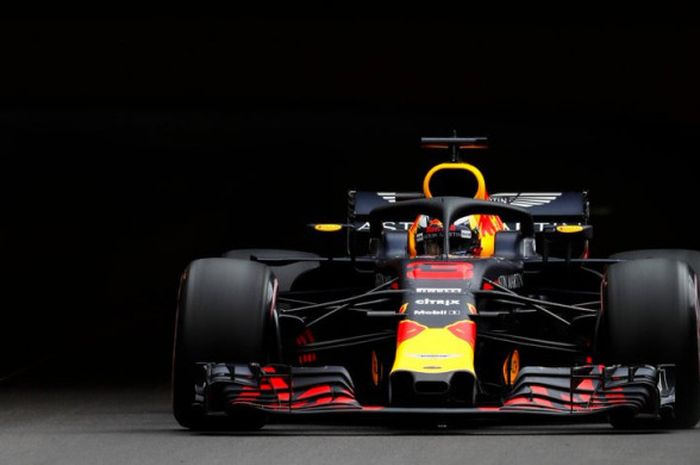 Pebalap Red Bull Racing, Daniel Ricciardo, mencetak waktu lap tercepat pada latihan bebas 1 (FP1) GP Monaco di Circuit de Monaco, Monte Carlo, Monako, Kamis (24/5/2018).