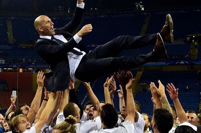 Pelatih Real Madrid, Zinedine Zidane, dilempar ke udara oleh para pemainnya setelah membawa El Real juara Liga Champions berkat kemenangan atas Atletico Madrid dalam final di San Siro, Milan, 28 Mei 2016.