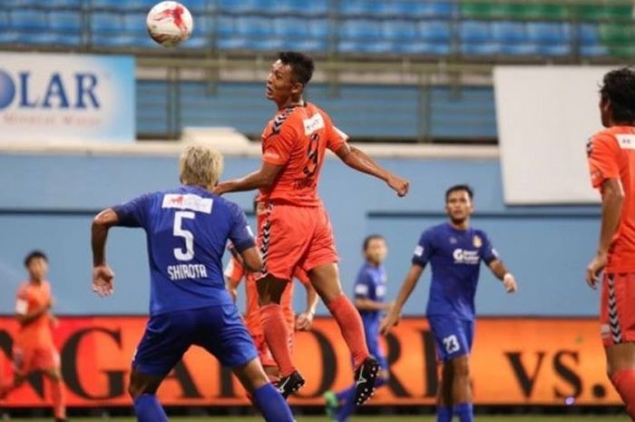 Lompatan penyerang Albirex Niigata, Tsubasa Sano untuk melakukan sundulan yang menjadi gol ke gawang Hougang United pada pekan kelima Liga Singapura 2017 di Stadion Jalan Besar, Jumat (14/4/2017) malam. 