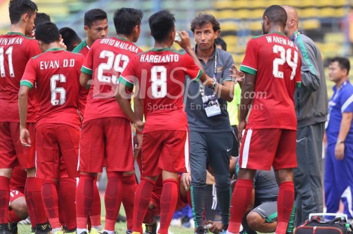 Para pemain timnas Indonesia menjalani water break pada pertandingan versus Kamboja, Kamis (24/8/2017). 