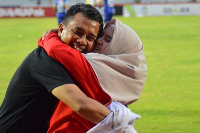 Pelatih PSIS Semarang, Jafri Sastra, bersama dengan putrinya, Aziza Rahmalia, seusai laga melawan Arema FC di Stadion Moch Soebroto, Magelang, Minggu (4/11/2018).
