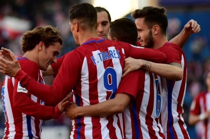  Para pemain Atletico Madrid merayakan gol yang dicetak gelandang mereka, Koke (6), ke gawang Sevilla dalam partai La Liga di Stadion Vicente Calderon, Madrid, 19 Maret 2017. 