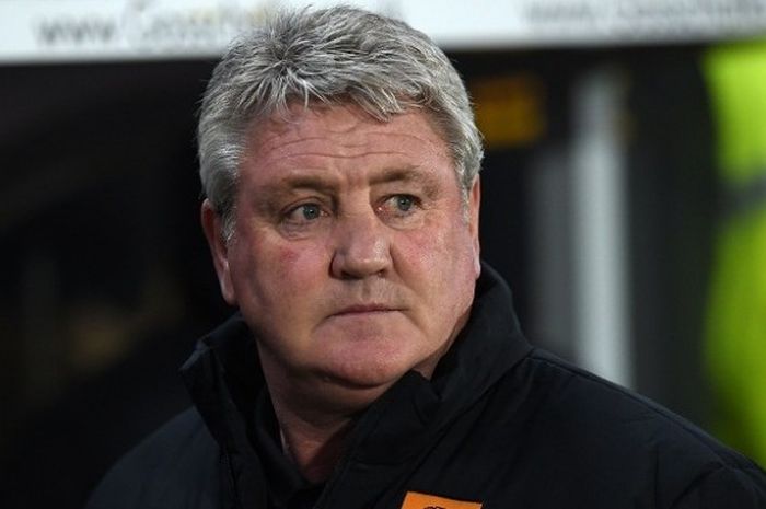 Manajer Hull City, Steve Bruce, mendampingi timnya dalam laga ulangan Piala FA kontra Arsenal, di KC Stadium, 8 Maret 2016.