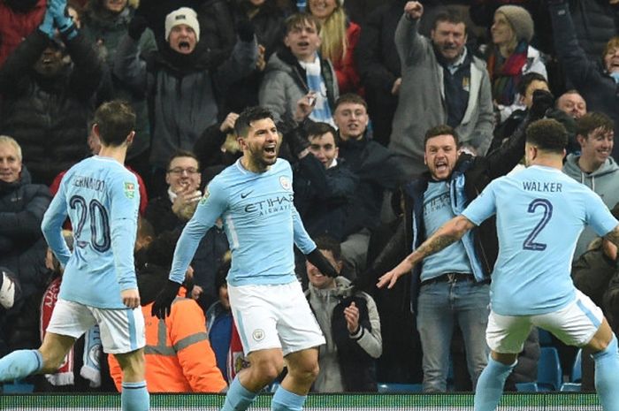 Striker Manchester City, Sergio Aguero (tengah), merayakan gol yang dia cetak ke gawang Bristol City dalam laga leg pertama semifinal Piala Liga Inggris di Stadion Etihad, Manchester, pada 9 Januari 2018.