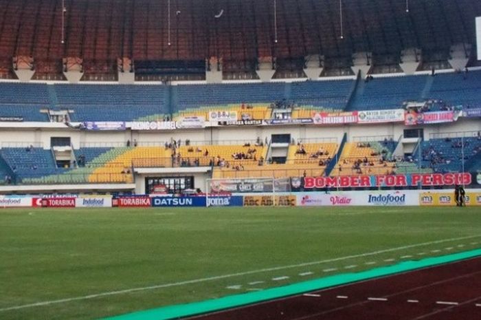 Kondisi lapangan Stadion Gelora Bandung Lautan Api (GBLA) mengalami kekeringan setelah dipakai untuk PON XIX.