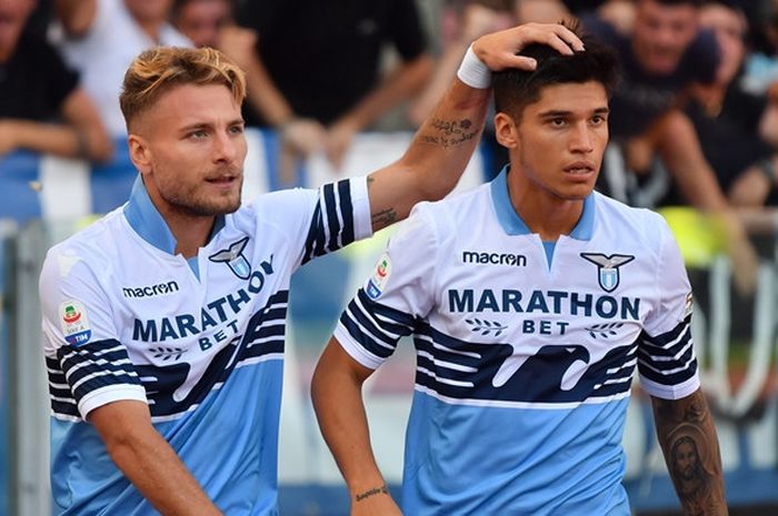 Penyerang Lazio, Ciro Immobile (kiri), merayakan golnya bersama Joaquin Correa dalam laga Liga Italia kontra AS Roma di Stadion Olimpico, Roma, Italia pada 29 September 2018.