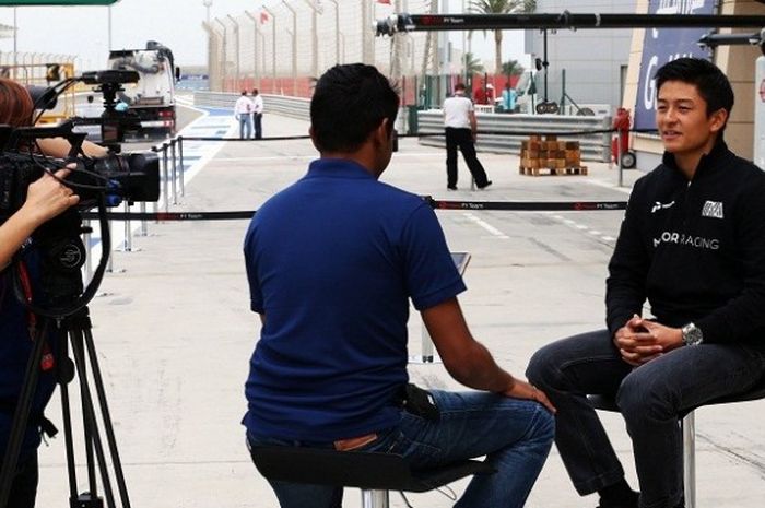 Pebalap Manor Racing asal Indonesia, Rio Haryanto, sedang menjalani sesi wawancara dengan salah satu media jelang GP Bahrain di Sirkuit Sakhir, Kamis (31/3/2016).