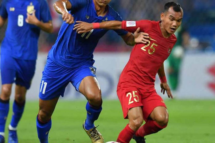 Aksi Riko Simanjuntak saat berlaga melawan Thailand dalam lanjutan laga grup B Piala AFF 2018, di St