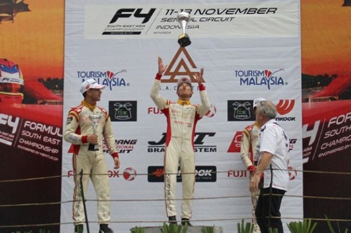 Pebalap Indonesia, Presley Martono, melakukan selebrasi setelah menerima trofi juara balapan keempat Formula 4 South East Asia seri Indonesia di Sirkuit Sentul, Kabupaten Bogor, Jawa Barat, Sabtu (12/11/2016).