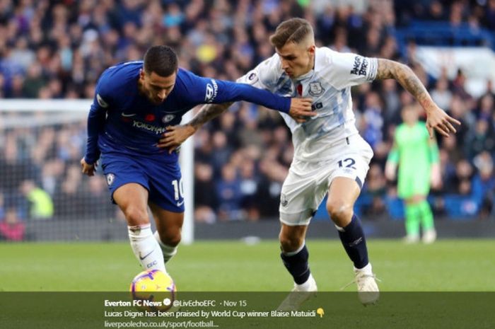 Bek Everton Lucas Digne (kanan), berduel dengan penyerang sayap Chelsea, Eden Hazard. 