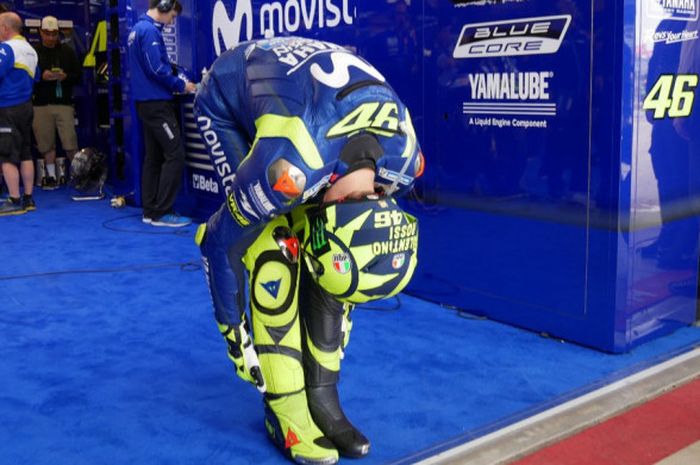 Pebalap tim Movistar Yamaha, Valentino Rossi, sedang bersiap menjalani sesi MotoGP Americas di Circuit of the Americas, Austin, AS, Sabtu (21/4/2018)