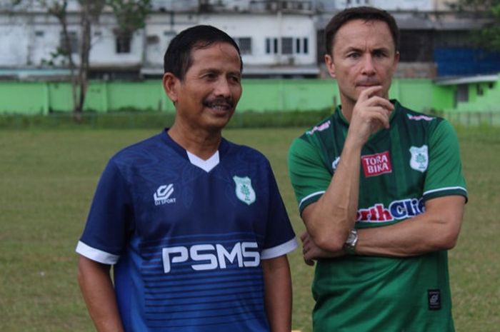 Pelatih PSMS Medan, Djadjang Nurdjaman bersama mantan pemain Chelsea dan timnas Inggris, Dennis Wise mengamati pemain skuat Ayam Kinantan latihan di Stadion Kebun Bunga, Kota Medan, Kamis (15/3/2018). 