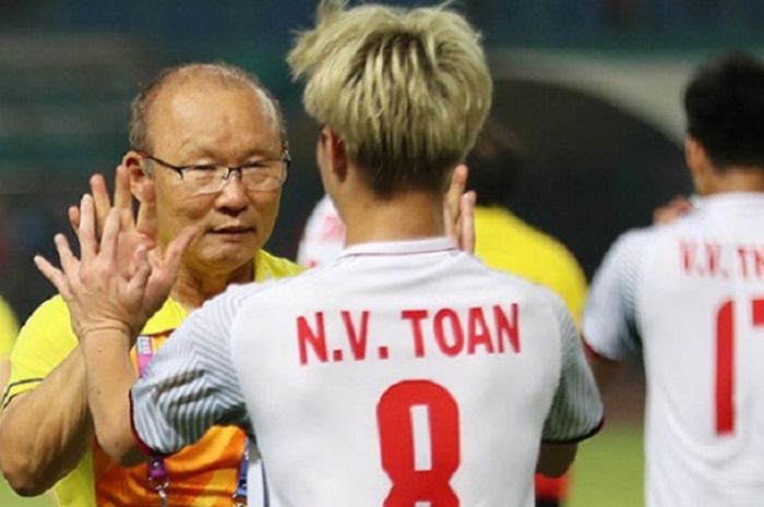  Pelatih Timnas U-23 Vietnam Park Hang-seo tos dengan Van Toan, yang mencetak gol pembawa sukses ke semifinal sepak bola putra Asian Games 2018, Senin (27/8/2018) malam WIB. 