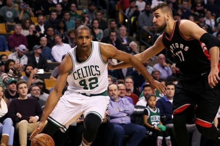 Pebasket Celtics, Al Horford (kiri) melakukan drive di depan pebasket Toronto Raptors Jonas Valanciunas pada lanjutan kompetisi NBA musim 2016-2017 yang berlangsung di TD Garden, Jumat (9/12/2016) malam waktu setempat atau Sabtu (10/12/2016) siang WIB.