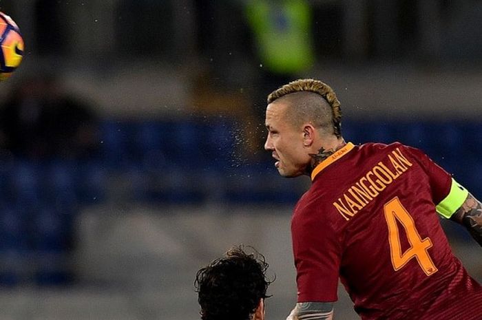   Gelandang sekaligus kapten AS Roma, Radja Nainggolan (kanan), berebut bola dengan gelandang Lazio, Marco Parolo, dalam laga leg pertama semifinal Coppa Italia 2016-2017 di Stadion Olympic, Roma, pada 1 Maret 2017.  