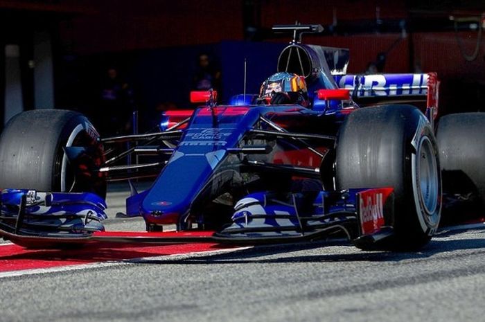 Pebalap tim Scuderia Toro Rosso asal Spanyol, Carlos Sainz, membesut mobilnya di lintasan pit pada hari pertama tes musim dingin di Sirkuit Catalunya, Montmelo, Spanyol, pada 27 Februari 2017.