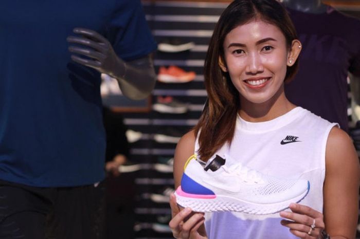 Atlet lari gawang Indonesia, Emilia Nova, dalam peluncuran sepatu Nike Epic React Flyknit di Planet Sports Grand Indonesia, Jakarta, pada Kamis (22/2/2018).