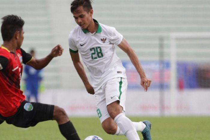 Bek kiri timnas Indonesia, Rezaldi Hehanusa, mencoba melewati hadangan pemain Timor Leste pada pertandingan Grup B SEA Games 2017, Minggu (20/8/2017). 