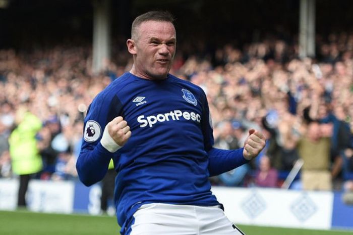 Ekspresi kegembiraan striker Everton, Wayne Rooney, setelah mencetak gol ke gawang Stoke dalam lanjutan laga Liga Inggris di Goodison Park, Sabtu (12/8/2017).