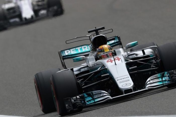 Pebalap Formula 1 (F1) yang membela tim Mercedes, Lewis Hamilton, saat menjalani sesi kualifikasi GP China di Sirkuit Shanghai Internasional, Sabtu (8/4/2017). Hamilton meraih pole position setelah mencatat waktu putaran tercepat 1 menit 31,678 detik.