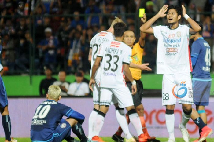 Arema FC versus Bali United di putaran pertama.