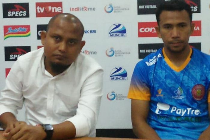 Pelatih Persiraja Banda Aceh Akhyar Ilyas (kiri) dalam sesi jumpa pers seusai laga melawan PSS Sleman dalam laga pamungkas Grup B babak 8 besar Liga 2 di Stadion Maguwoharjo, Sleman, Rabu (21/11/2018).