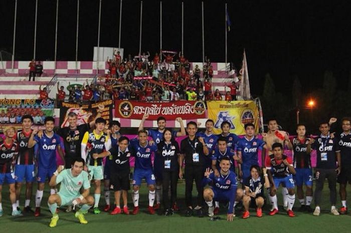 Suka cita pemain, pelatih, dan ofisial PTT Rayong seusai mengalahkan tuan rumah Sisaket FC pada laga ketiga Liga Thailand 2 2018 di Stadion Sri Nakhon Lamduan, Sabtu (3/3/2018) malam WIB.