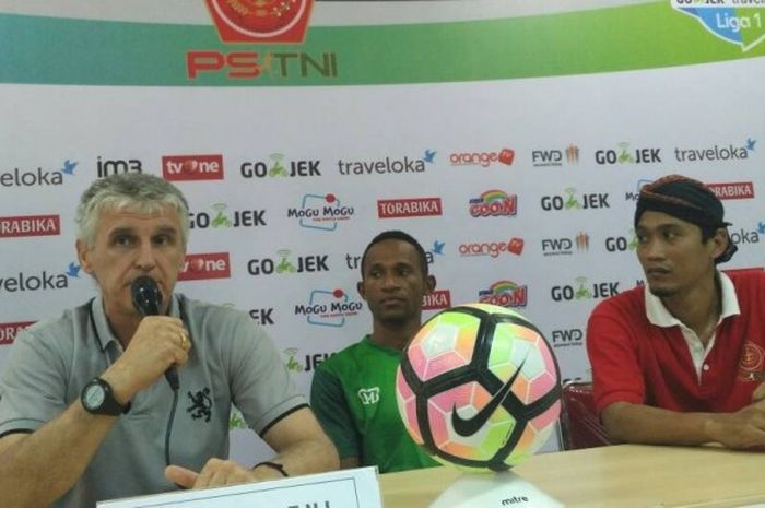 Pelatih PS TNI, Ivan Kolev (kiri), memberikan pernyataan dalam sesi jumpa pers menjelang laga pekan kesepuluh Liga 1 kontra Persija Jakarta di Stadion Pakansari, Cibinong, Kabupaten Bogor, Rabu (7/6/2017).