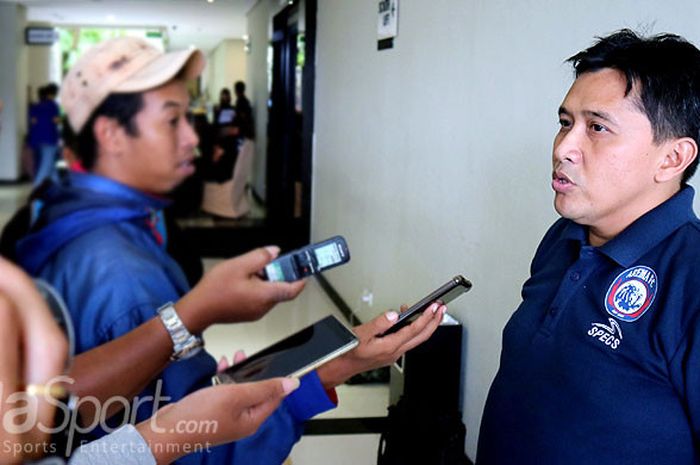 Media Officer Arema FC, Sudarmaji (kanan), menjawab pertanyaan wartaawan usai sesi peresmian kerjasama sponsor baru Arema FC di Mahoni Meeeting Room, Savana Hotel and Convention, Kota Malang, Selasa(13/02) sore.