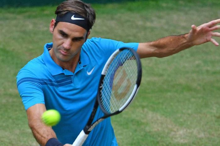 Roger Federer saat tampil pada turnamen Halle Open 2018 yang berlangsun hingga Minggu (24/6/2/018).
