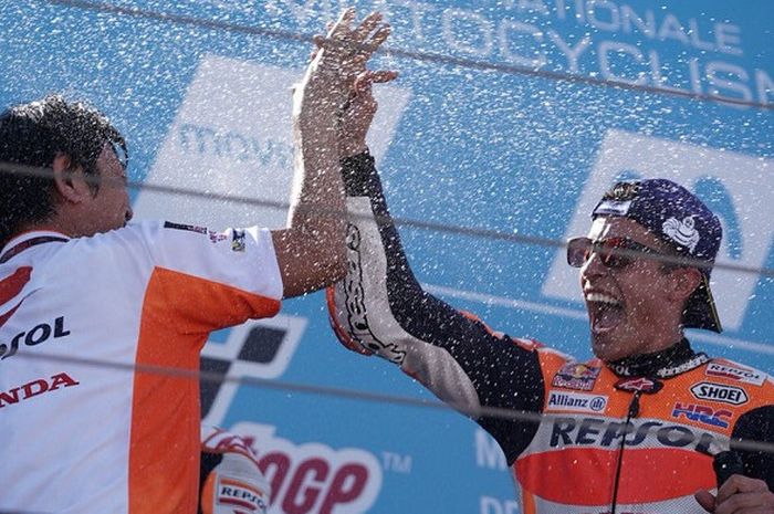 Marc Marquez merayakan kemenangan saat MotoGP Aragon, Minggu (24/9/2017)