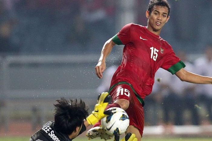 Penyerang timnas Indonesia U-19, Maldini Pali, berjibaku dengan kiper Korea Selatan U-19, Lee Seongwon, dalam laga kualifikasi Grup G Piala AFC U-19 di Stadion Gelora Bung Karno, Senayan, Jakarta, (12/10/2013).