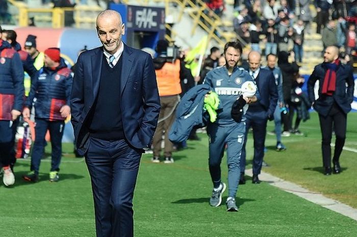 Pelatih Inter Milan, Stefano Pioli, menjelang dimulainya partai melawan Bologna dalam laga lanjutan Serie A 2016-2017 di Stadion Renato Dall'Ara, Bologna, pada 19 Februari 2017.