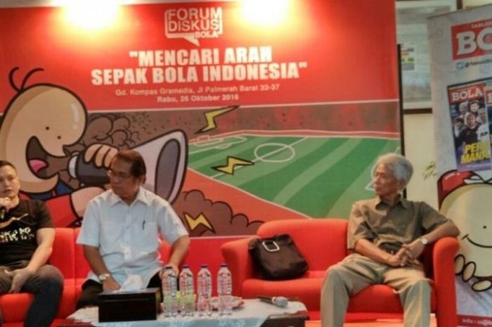 Mantan pemain timnas Indonesia, Yeyen Tumena (kiri), saat berbicara dalam Forum Diskusi BOLA pada Rabu (26/10/2016)..