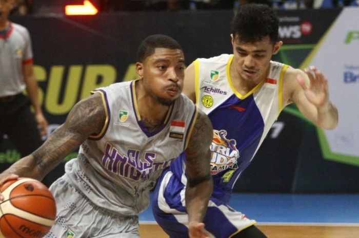 Pemain naturalisasi CLS Knights Surabaya, Jamarr Andre Johnson (jersey abu-abu, #1), berupaya melewati penjagaan pemain Satria Muda Pertamina Jakarta, Vamiga Michel, pada hari ketiga Seri I Indonesian Basketball League (IBL) Pertalita 2017. CLS Knights kalah 54-66 di GOR Kertajaya, Surabaya Minggu (22/1/2017).