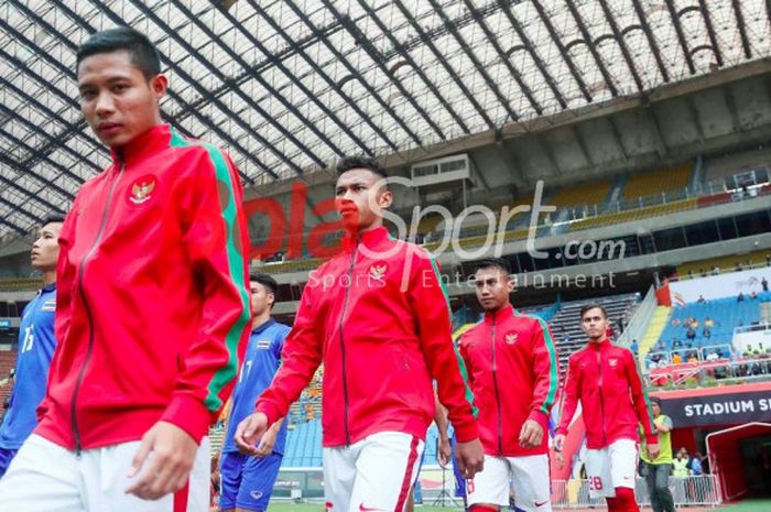 Para pemain timnas Indonesia keluar dari ruang ganti pemain jelang laga kontra Thailand di partai pembuka Grup B SEA Games 2017 di Stadion Shah Alam, Malaysia, Selasa (15/8/2017).