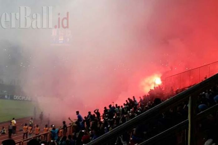 Flare menyala di Stadion Wibawa Mukti setelah Persib Bandung U-19 kalah dari Persipura Jayapura U-19 di final Liga 1 U-19, Selasa (7/11/2017)