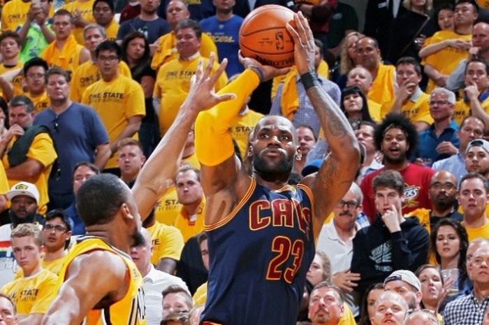 Bintang Cleveland Cavaliers, LeBron James (jersey biru, #23), melepas tembakan pada kuarter keempat gim ketiga babak kesatu play-off NBA Wilayah Timur melawan Indiana Pacers di Bankers Life Fieldhouse, Indianapolis, Indiana, Kamis (20/4/2017). Cavaliers menang 119-114 untuk unggul 3-0 atas Pacers.