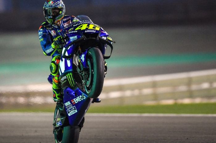 Pebalap Movistar Yamaha, Valentino Rossi, melakukan wheelie saat menjalani tes pramusim di Sirkuit Losail, Doha, Qatar, pada tanggal 3 Maret 2018.