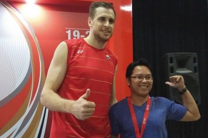 Pebulu tangkis asal Rusia, Vladimir Ivanov (kiri), melayani permintaan foto dari penggemarnya di DBL Arena, Surabaya, Selasa (21/2/2017).