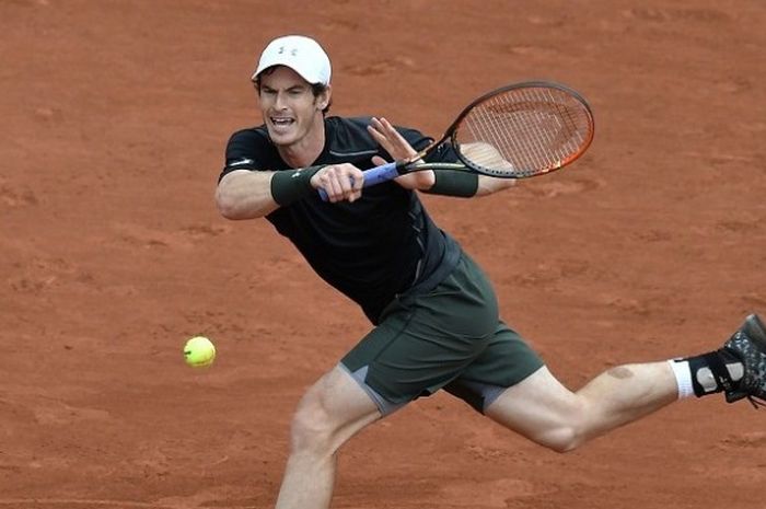 Petenis Inggris Raya, Andy Murray, sedang mengembalikan bola dari petenis Ceko, Radek Stepanek, pada babak pertama Prancis Terbuka yang berlangsung di Roland Garros, Selasa (24/5/2016).