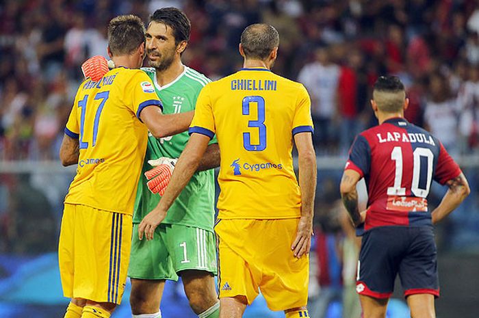 Kiper Juventus, Gianluigi Buffon (tengah, bersama rekan setimnya, Mario Mandzukic (kiri), dan Giorgio Chiellini (kanan), merayakan kemenangan mereka atas Genoa dalam laga lanjutan Liga Italia 2017-2018 di Stadion Luigi Ferraris, Genoa, Italia, pada 26 Agustus 2017.