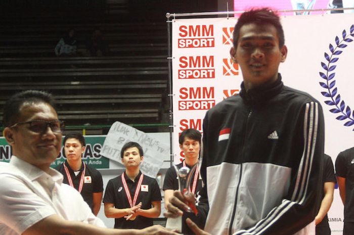 Pemain bola voli Indonesia, Rivan Nurmulki, menerima penghargaan sebagai best opposite spiker pada Kejuaraan Bola Voli Asia di GOR Tri Dharma, Gresik, Jawa Timur, Senin (1/8/2017).